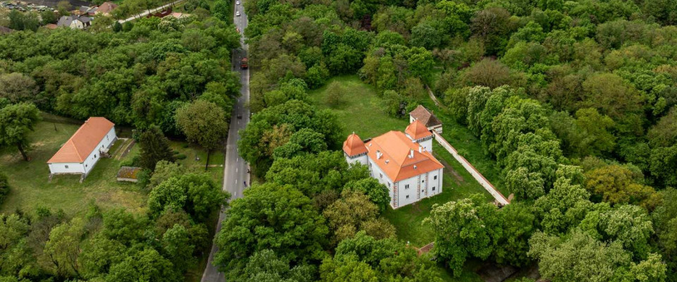 A falu legfőbb nevezetessége a középkorú reneszánsz stílusú kastélymúzeum, amit nagy területű (20 hektár) erdős park (Báró-kert) vesz körül.

Az épület egy egyszerűbb kivitelű földszintre és egy gazdagon díszített emeletre tagolódott: az úr és családja az emeleten lakott, kiszolgálásuk a földszinti helyiségekből történt. Az emeleti ajtókat, ablakokat díszes reneszánsz kőkeretek övezik, a szobák dongaboltozatosak vagy gerendamennyezetesek, s gazdagon díszített kőkandalló és három cserépkályha biztosította a téli hónapokban a meleget.