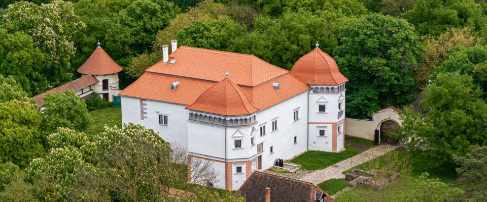 Az egyemeletes, kéttraktusos épületet kezdetben nem erősítette torony, nem vette körül várfal, vizesárok. A külső homlokzat díszeit nemcsak az ablakkeretezések adták, az épület sarkait kék-vörös színűre festett armírozással hangsúlyozták, s nem utolsósorban a bejárat fölött helyezték el az építtetők a legszebb kőfaragványt, a címeres, 1581-es évszámmal ellátott feliratos táblát, amely hírnevüket hirdette.