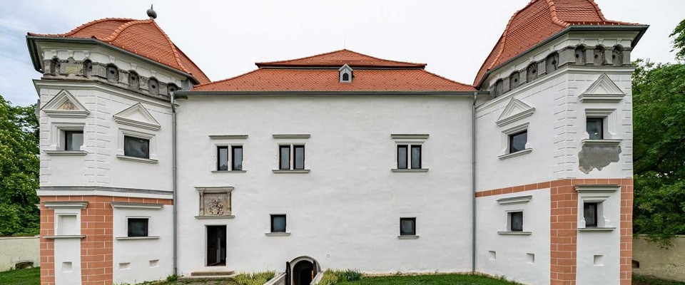 A kastély kiállítása látogatható, rendezvényekre, esküvői fotózásra, művészeti rendezvényekre kibérelhető. A kastély egyik mellék épületében max. 9 fő részére szálláshely üzemel.