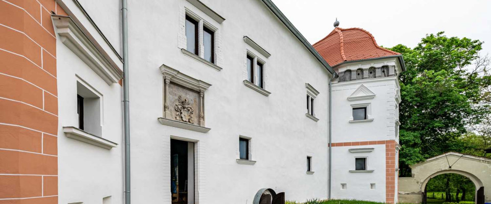A kastély egyik bástyájában akár – 9 fő számára is, – romantikus szobakonyhás, galériás, zuhanyzóval ellátott szállást tudunk biztosítani.